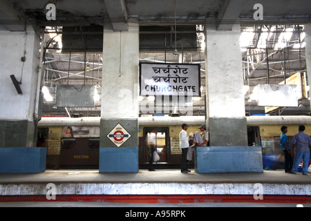 Passeggeri indiani alla stazione ferroviaria di Churchgate, Mumbai, India Foto Stock