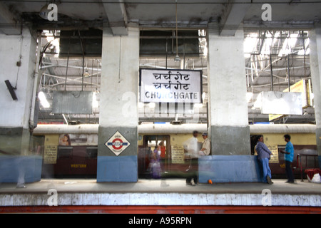 Passeggeri a Churchgate terminus ferroviario, Mumbai, India Foto Stock