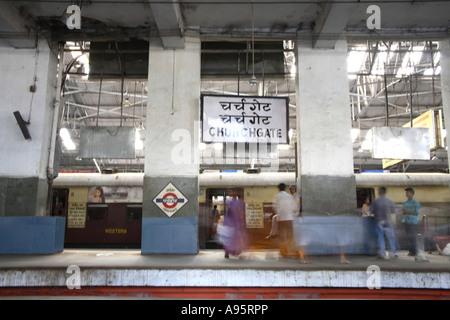 Passeggeri indiani alla stazione ferroviaria di Churchgate, Mumbai, India Foto Stock