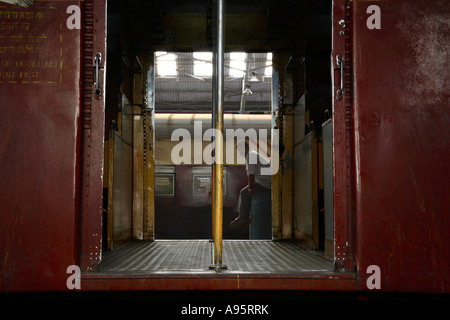 Primo piano/immagine nitida della porta della carrozza ferroviaria (utilizzando una grande profondità di campo) a Churchgate Railway Terminus, Mumbai, India Foto Stock