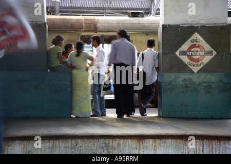 Passeggeri indiani alla stazione ferroviaria di Churchgate, Mumbai, India Foto Stock