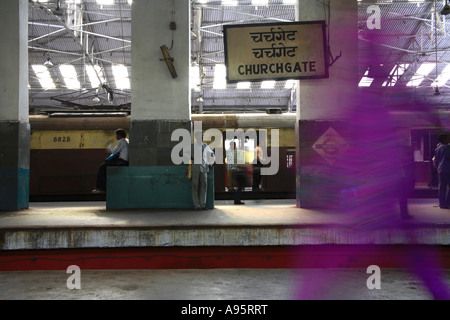 Passeggeri indiani in attesa alla stazione ferroviaria di Churchgate, Mumbai, India Foto Stock