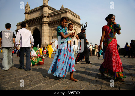 Giovane falco indiano che tiene il fratello più giovane in armi a Gateway of India, Mumbai, India Foto Stock