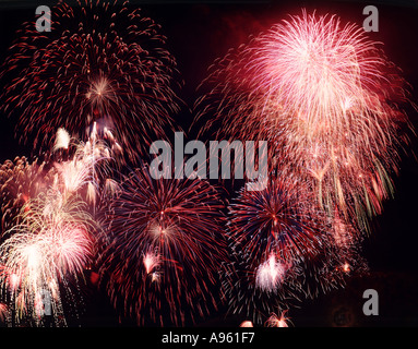 Fuochi d'artificio esplodere nel cielo di sera Foto Stock