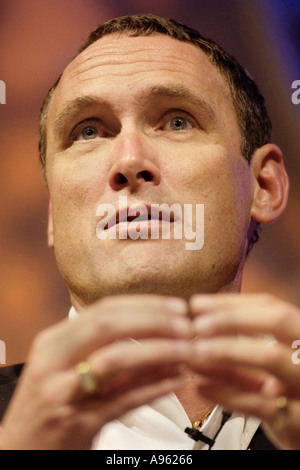 AA Gill giornalista, caratteristiche scrittore, critico ed autore nella foto a Hay Festival 2002 Hay on Wye Powys Wales UK Foto Stock