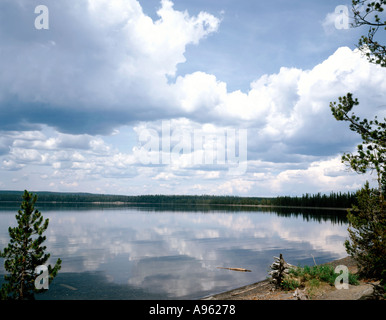 Parco Nazionale di Yellowstone in Wyoming che mostra il lago di Lewis Foto Stock