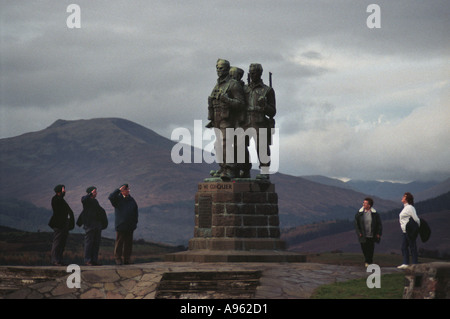 War memorial at Spean Bridge in Scottish Highlands Remembrance Sunday Royal Marine Commandos trained in area and memorial is for Foto Stock