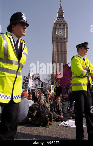 La polizia contenente gli studenti che prendono parte a sedersi di protesta contro la guerra in Iraq la piazza del Parlamento fuori casa del parlamento Foto Stock