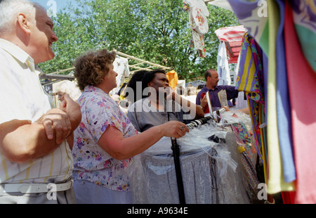 Gli amanti dello shopping in cerca di occasioni in Oriente Lane Market Londra il sabato mattina. Foto Stock