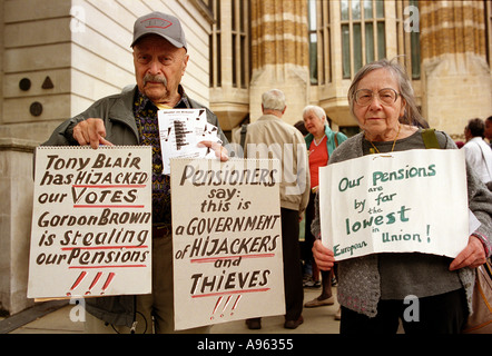 I pensionati che frequentano il rally al di fuori di Downing Street a Whitehall, Londra. Foto Stock