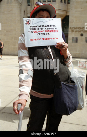 I pensionati che frequentano il rally al di fuori di Downing Street a Whitehall, Londra. Foto Stock