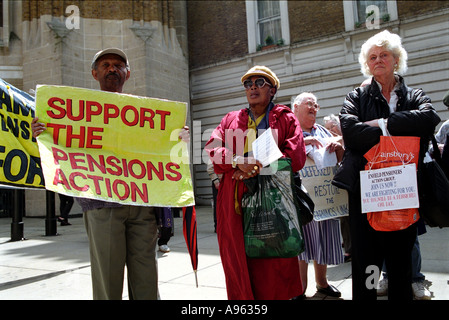 I pensionati che frequentano il rally al di fuori di Downing Street a Whitehall, Londra. Foto Stock