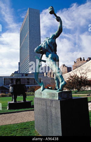 Nazioni Unite composto spada a vomeri scultura dono alle Nazioni Unite dall'URSS nel 1959 Palazzo delle Nazioni Unite in New York Foto Stock