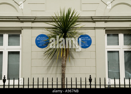 Due parete blu le placche su una casa in luogo di Glebe Chelsea SW3. Londra Inghilterra. Foto Stock