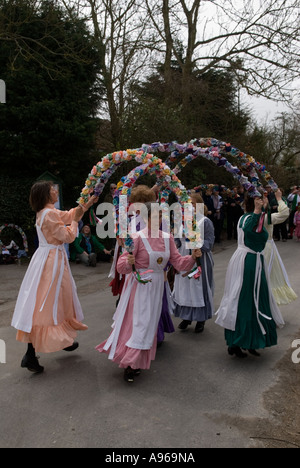 I nodi del maggio ladies Morris Dance ballerini team Venerdì Santo Rose Cottage Inn Alciston Sussex England HOMER SYKES Foto Stock