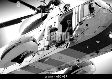 RNLI Yarmouth scialuppa di salvataggio esercizio con aria Sea Rescue Helecopter India Giulietta Isle of Wight England Regno Unito Foto Stock