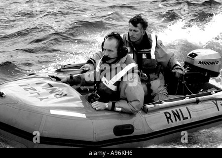 RNLI Yarmouth scialuppa di salvataggio esercizio con aria Sea Rescue Helecopter India Giulietta Isle of Wight England Regno Unito Foto Stock