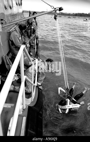 RNLI Yarmouth scialuppa di salvataggio esercizio con aria Sea Rescue Helecopter India Giulietta Isle of Wight England Regno Unito Foto Stock