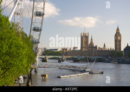 Le Case del Parlamento Westminster Bridge sul Big Ben e sul London Eye accanto al Fiume Tamigi Londra Inghilterra Foto Stock