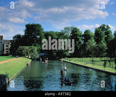 Punting sul fiume Cam dietro il Kings College visto da King's Bridge, Cambridge, Cambridgeshire, Inghilterra, Regno Unito. Foto Stock