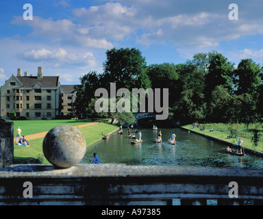 Punting sul fiume Cam dietro il Kings College visto da King's Bridge, Cambridge, Cambridgeshire, Inghilterra, Regno Unito. Foto Stock