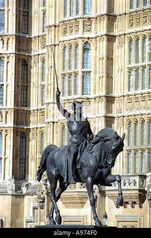 Re Riccardo Cuor di Leone statua fuori le case del Parlamento europeo a Londra Inghilterra Foto Stock