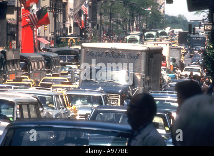 Inceppamento di traffico sulla Fifth Avenue a New York City Foto Stock