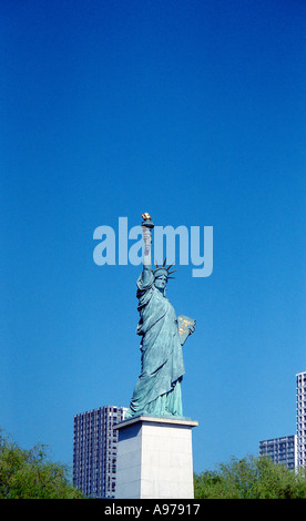 Statua di Liberte vicino al Pont de Grenelle Paris Francia Foto Stock