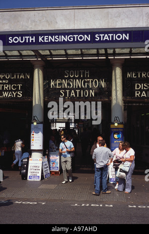 Fuori la stazione della metropolitana di South Kensington Londra Inghilterra Gran Bretagna UK UE Europa Foto Stock