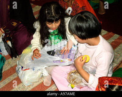 Centro indù Wimbledon Inghilterra ottavo giorno di Navratri Bambine Kanjka giorno Bambini con dolci e presenta Foto Stock