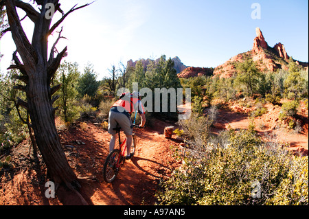 Mountain bike rider sui sentieri slickrock a Sedona, in Arizona. Foto Stock