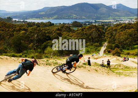 Gli amanti della mountain bike racing sulla montagna-x via a Hobart, in Tasmania. Foto Stock