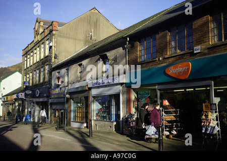 Strada principale dello shopping di Abertillery Foto Stock