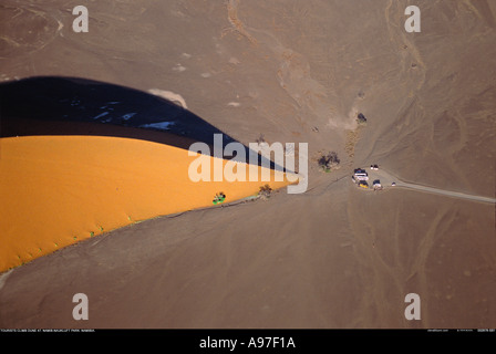 I turisti salire Dune 47 Namib Nauklift Park Namibia Foto Stock