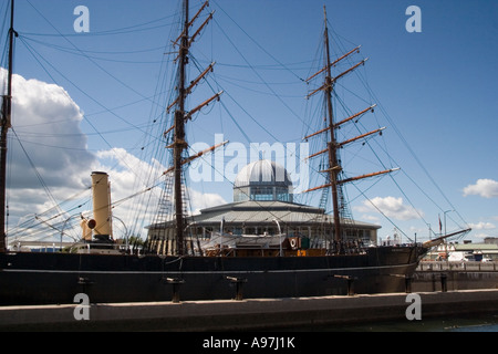 RRS Discovery nave venga riparato al Discovery Point dry dock sul lungomare a Dundee, Regno Unito Foto Stock