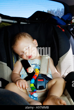 Sonno del bambino nel seggiolino per auto Foto Stock
