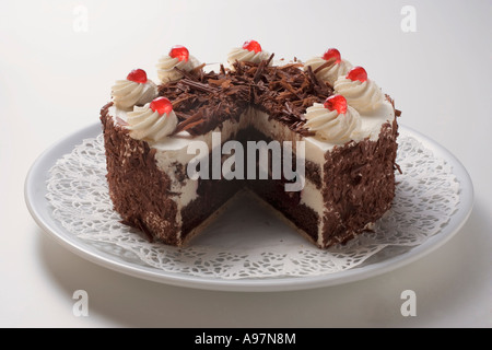 Black Forest gateau un pezzo preso FoodCollection Foto Stock