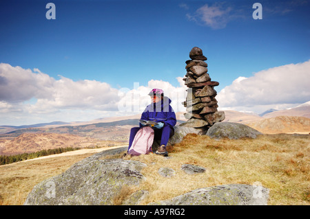 Femmina mountain biker controllare la mappa su Birkby cadde in Eskdale Foto Stock