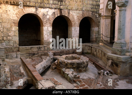 Los Lavaderos, pietra bacino idrico, fontana, Hotel Camino Real, città capitale, Oaxaca de Juarez, Oaxaca, Stato di Oaxaca, Messico Foto Stock