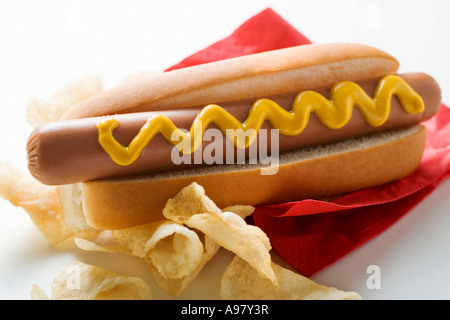Hot Dog con senape e patatine sul tovagliolo rosso FoodCollection Foto Stock