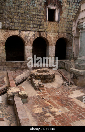 Los Lavaderos, pietra bacino idrico, fontana, Hotel Camino Real, città capitale, Oaxaca de Juarez, Oaxaca, Stato di Oaxaca, Messico Foto Stock