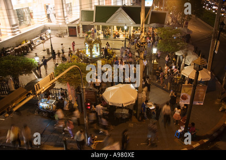 Santuario di Erawan durante la notte prima che il danno, omicidio, e caos. Bangkok, Thailandia Foto Stock