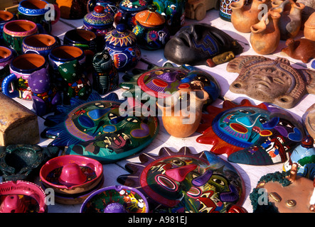 Fornitori Fornitori venditori vendono maschere souvenir al Mercato del sabato, Mercado Abastos, la città capitale di Oaxaca de Juarez in stato di Oaxaca in Messico Foto Stock