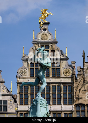 Secondo la leggenda la città di Anversa ha preso il suo nome da Brabo gettando una mano tagliata nella Schelda. Anversa, Belgio Foto Stock