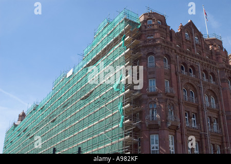 Ponteggio che ricopre esternamente il Midland Hotel, Manchester, Inghilterra, Regno Unito Foto Stock