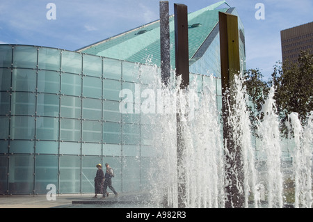 Fontana e Urbis nel centro della città di Manchester Inghilterra England Foto Stock