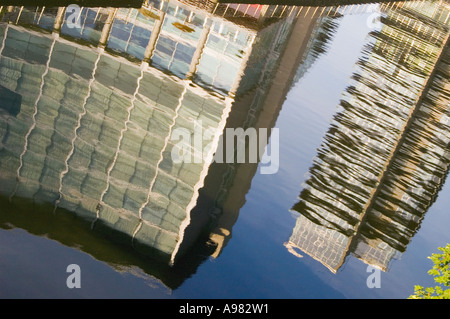 La riflessione di appartamenti e Lowry hotel nel fiume Irwell Manchester Inghilterra England Foto Stock