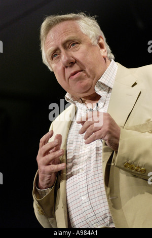 Roy Hattersley autore, giornalista e il lavoro politico del partito nella foto a Hay Festival 2002 Powys Wales UK Foto Stock