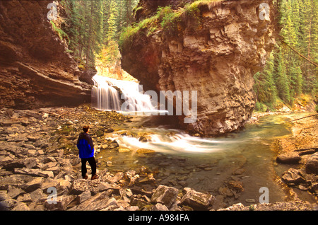 Escursionista in Johnson creek canyon parco nazionale di Banff Alberta Canada Foto Stock