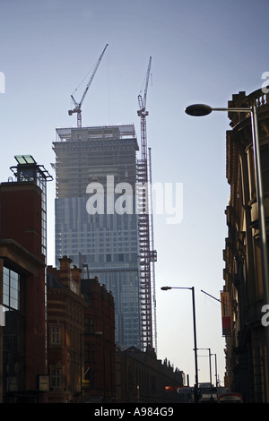 Vista sud verso il basso Deansgate Manchester Regno Unito con il Beetham Tower in background Gennaio 2006 Foto Stock